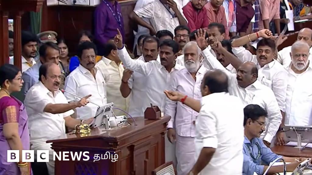 தமிழக சட்டப்பேரவையில் பெரும் அமளி: சபாநாயகர் இருக்கையை முற்றுகையிட்ட திமுக உறுப்பினர்கள் வெளியேற்றம்! தமிழக சட்டப்பேரவையில் பெரும் அமளி: சபாநாயகர் இருக்கையை முற்றுகையிட்ட திமுக உறுப்பினர்கள் வெளியேற்றம்!